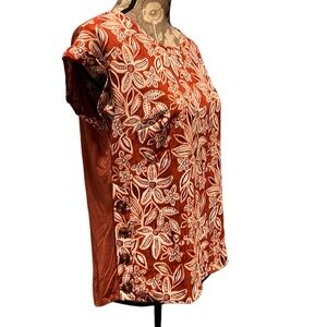 🛍️# 2388 NWT Fortune+Ivy Angelina Button Detail Hi Lo Floral Top